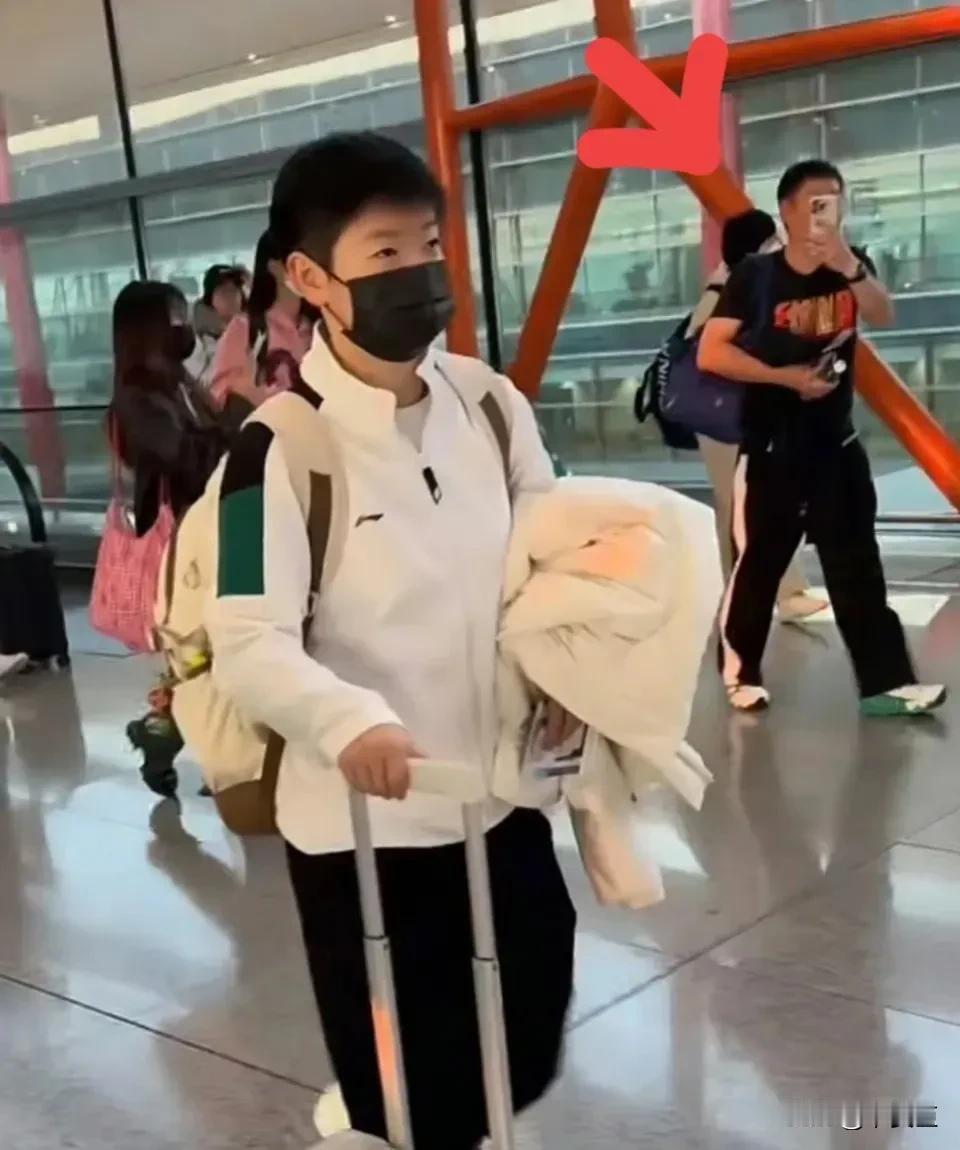 coco你又随地大小拍
这次在机场
coco化身莎莎站姐
不知道的还以为是哪个中
