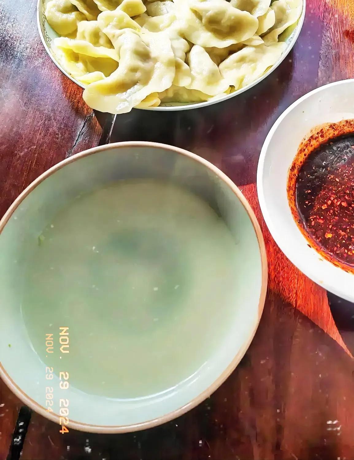 “原汤化原食”，这是我们当地人常挂在嘴边的一句俗语，我们家人也确实常喝面汤、饺子