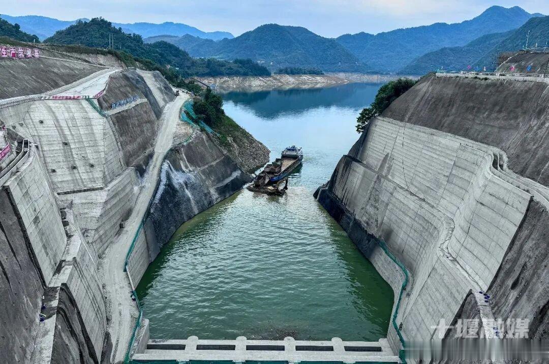 十堰 近日，十堰市潘口抽水蓄能电站迎来关键工程节点，上水库进/出水口基坑顺利冲水