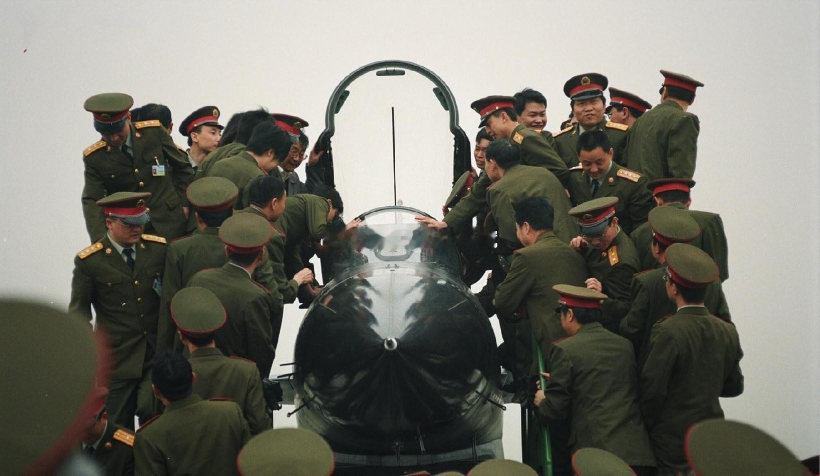 1998年歼10基本型试飞成功以后，陆军校级军官们第一次看到了真正的三代机座舱。