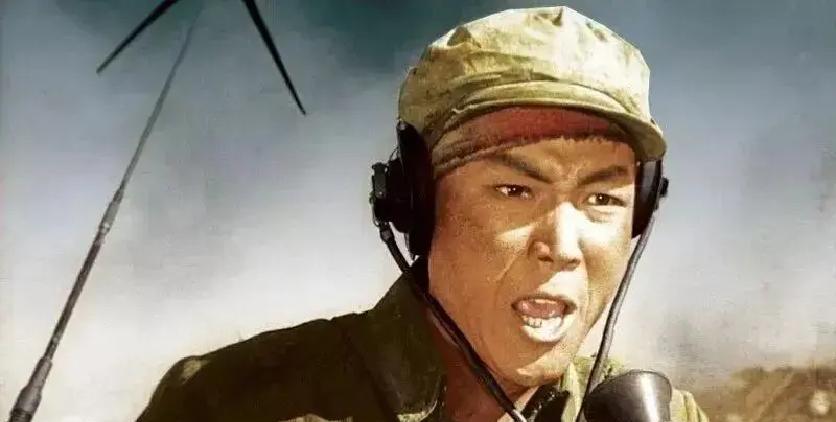 84岁奶奶小区弹琴视频，炸出B站3.4亿次播放。
年轻人熬夜刷屏，只为听一首60