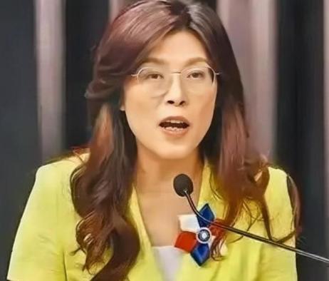 没想到，新当选的国民党主席郑丽文一查来头，才发现她竟是实打实的“蓝二代”，血脉里