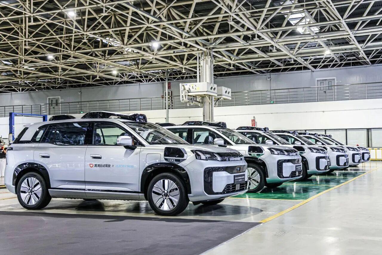 广汽埃安与滴滴自动驾驶联手打造的新一代Robotaxi R2正式交付！R2搭载3