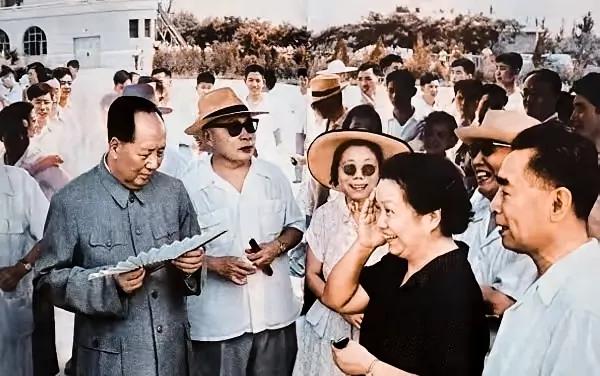 一张珍贵的历史老照片。
这是一张50年代毛主席，周恩来，邓颖超等老一辈革命家在一