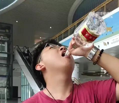 开封的白酒在高铁上是不允许携带的。近期，山东小伙小黄在高铁安检处被拦住了，只因他