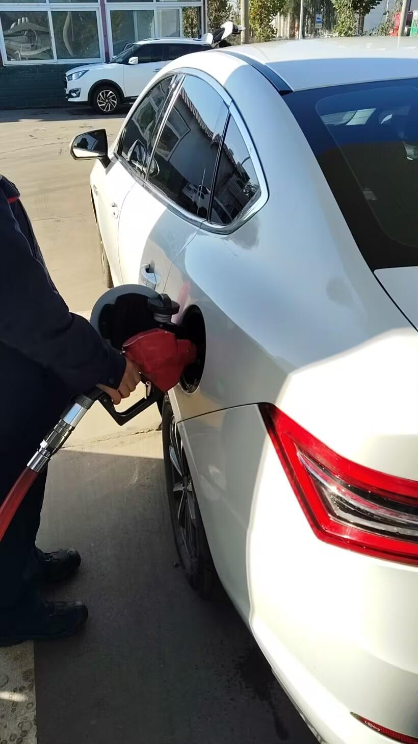 前几天油价还挺便宜，这会儿油价又涨了。你们现在加满一箱油得花多少钱？