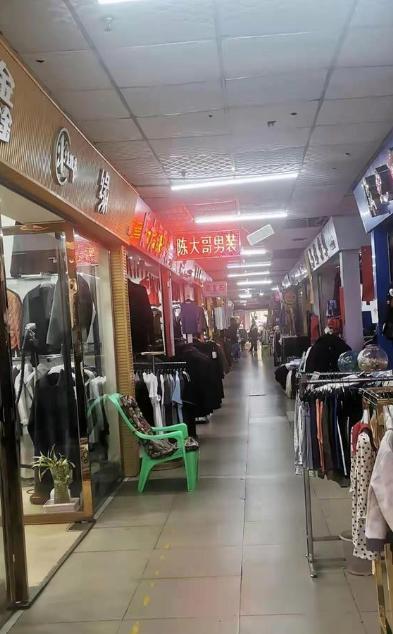 为什么唯独在我们中国，电商彻底干趴了实体店？这么说吧，同样的东西，网上卖300，