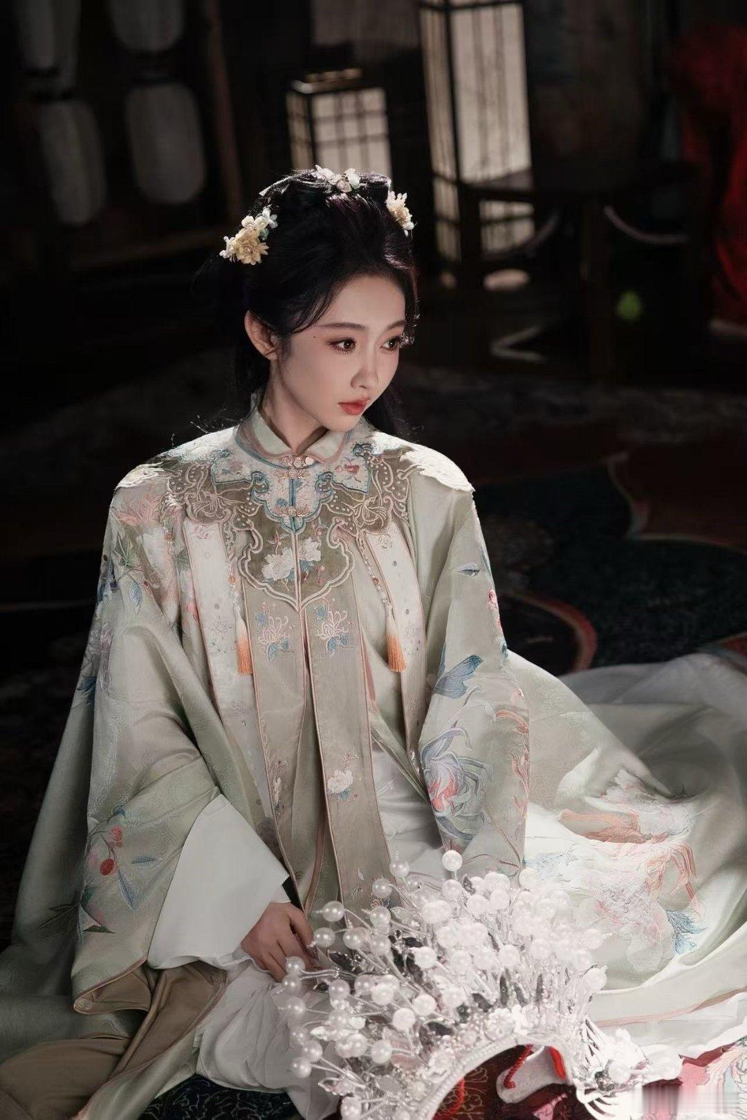 宣璐明制美人即视感 这种造型很考验演员的气质，而宣璐显然轻松驾驭，甚至让服饰的美