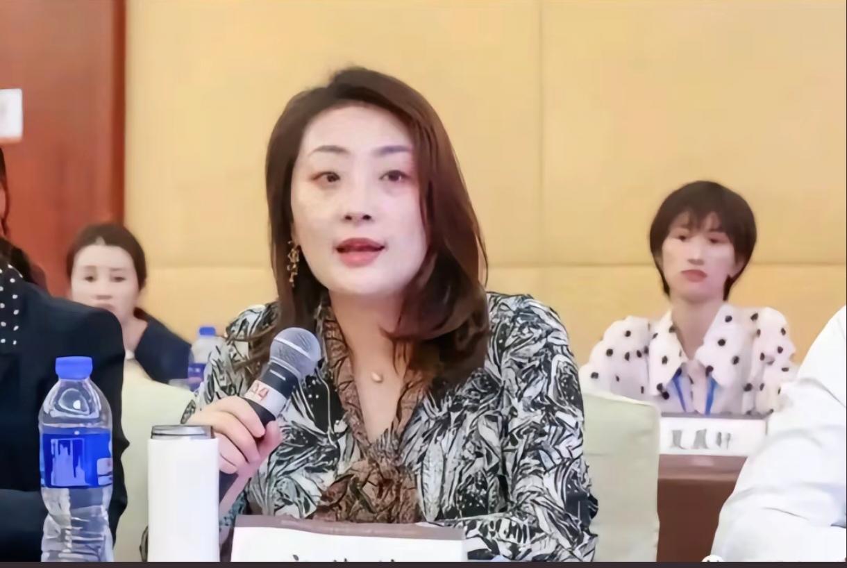 说实话宗馥莉另立新品牌“娃小宗”对于习惯了几十年叫“娃哈哈”名字的用户来说，有点