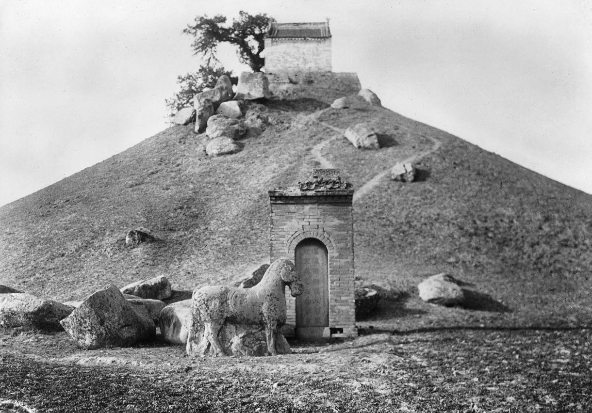 1914年，海军军医维克多·谢阁兰接受法国政府的官派，重返中国，执行考古任务，谢