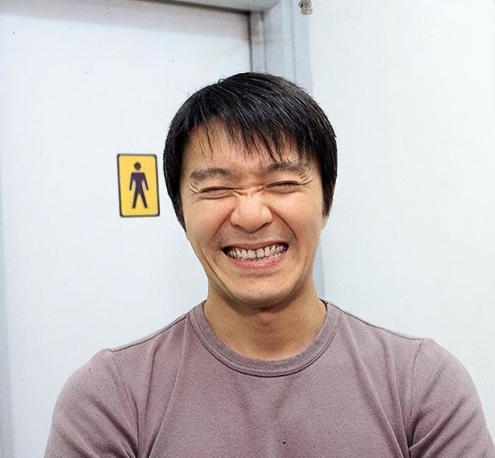 一九七一年，许冠文被香港无线电台录用，负责剧本编辑及幕后工作，与许冠文同入无线电