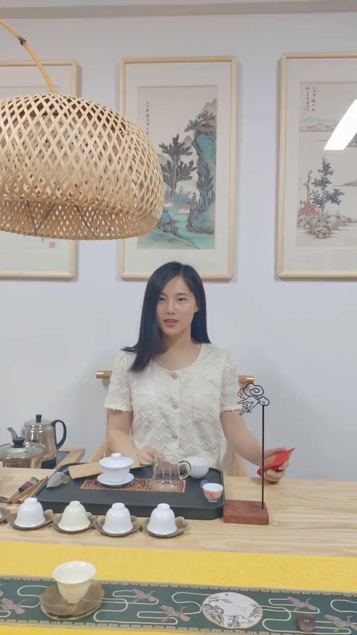 今天喝个大红袍。大红袍有一个很好的寓意就是鸿运当头，红袍加身，喝了这个茶运气就来