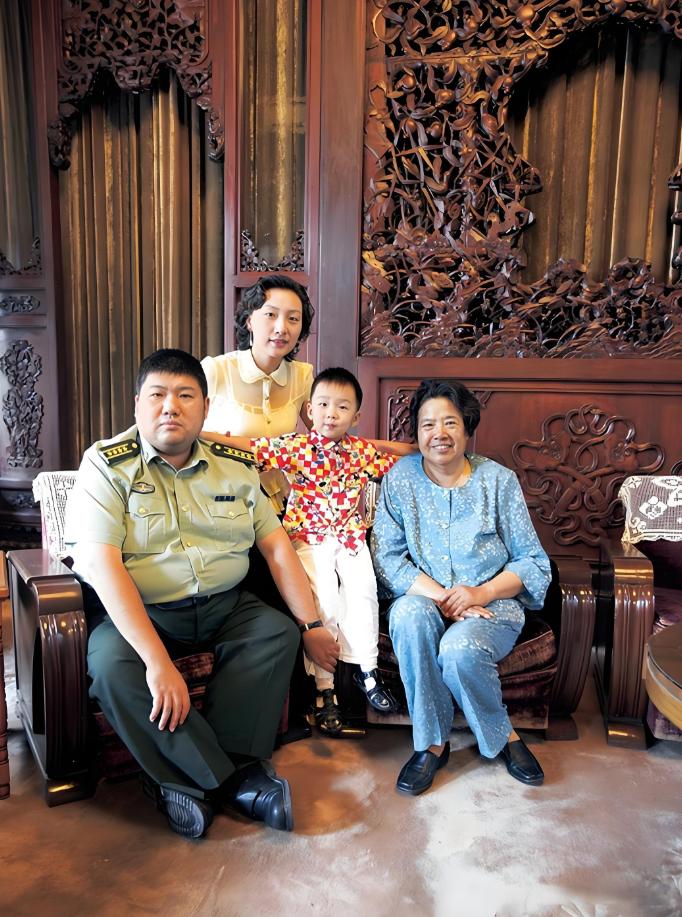 2008年夏天，北京医院病房里，69岁的邵华老人已经非常虚弱了。她拉着儿子的手，