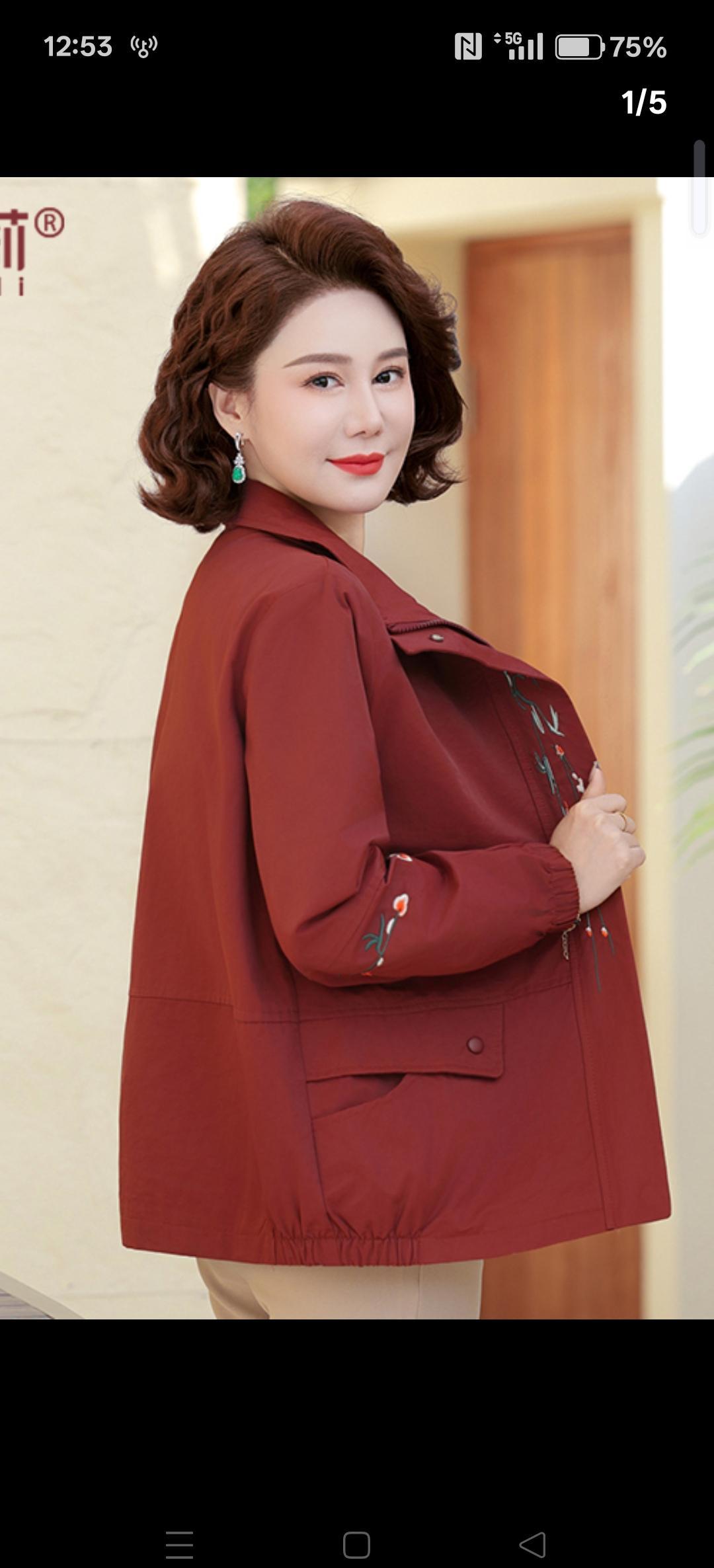 绣花风衣不是妈妈装，是新国潮的入场券。
50岁阿姨穿它买菜，35岁白领偷偷下单同