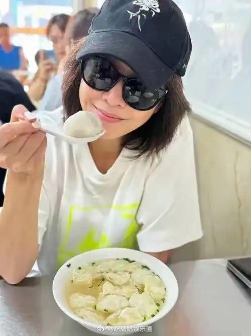 刘嘉玲回老家苏州，见中学老同学和老师，比同龄人状态年轻二十岁！！！ ​​​
