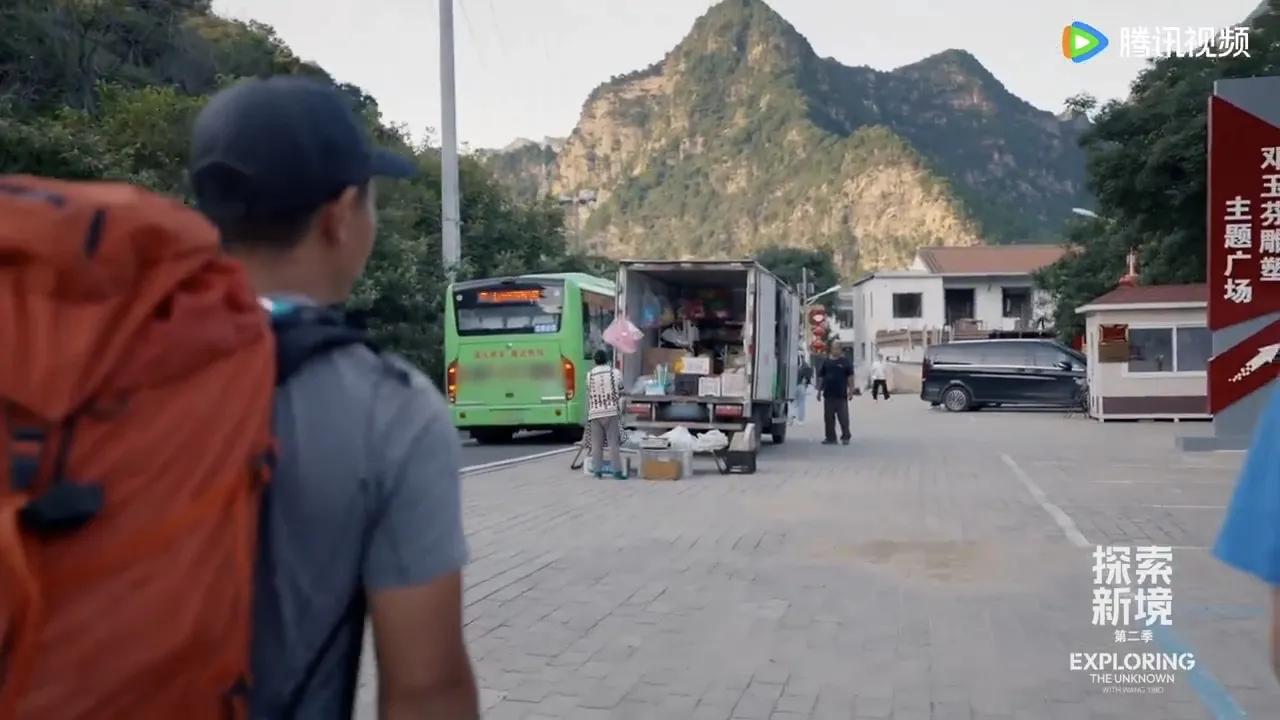 岩壁酷盖秒变菜场乖崽，王一博的反差萌太戳人
 
谁能拒绝一个在岩壁上叱咤风云，转