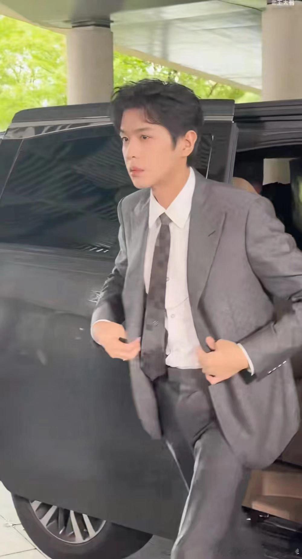 张若昀红毯落客区战神 随手截都好看，状态也太好 