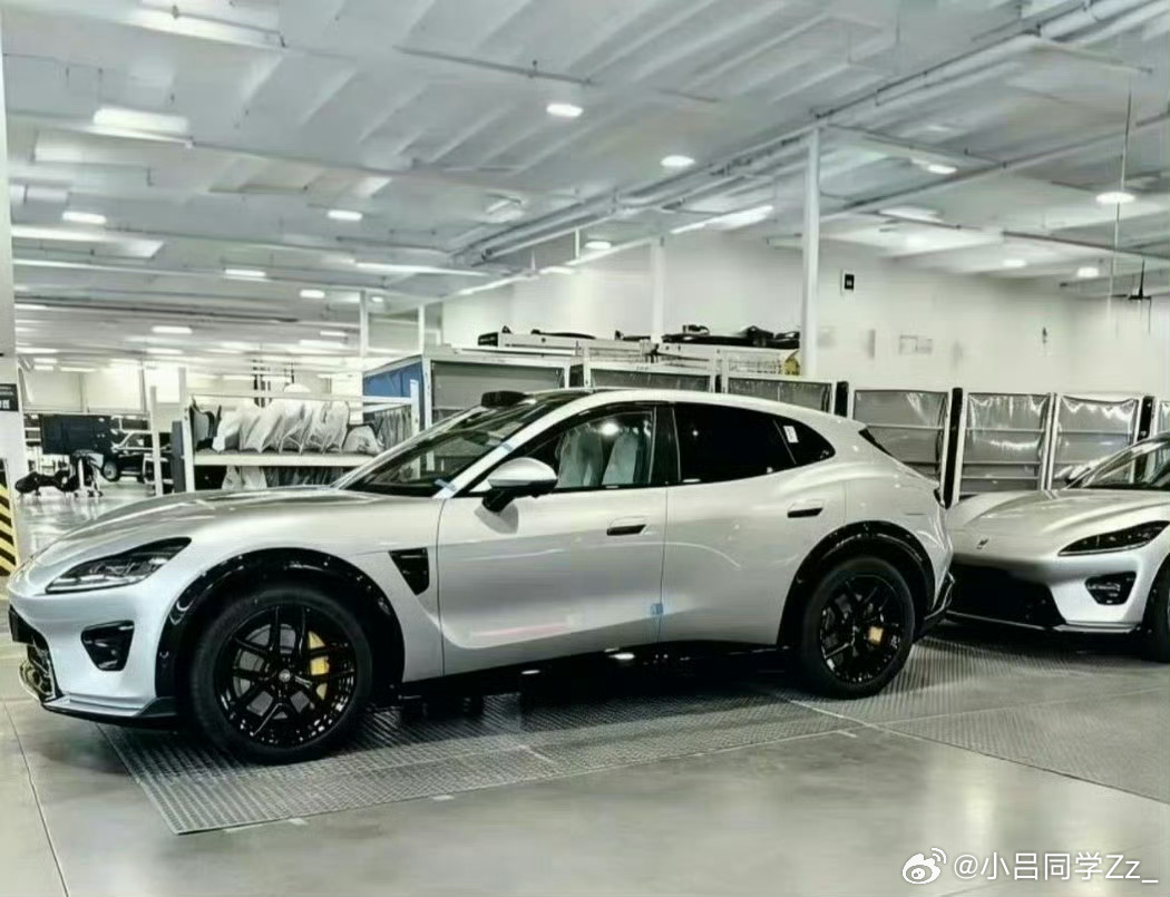 智界RX实车图来了，由前法拉利设计师亲自打造的，你们觉得颜值够不够吸睛？ 
