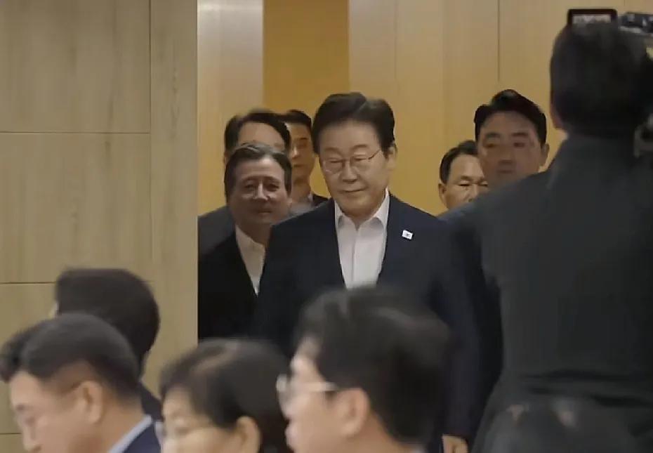 紧随日本，韩国向美国投降，李在明也没什么改变。不仅送美国15%关税，也跟日本一样