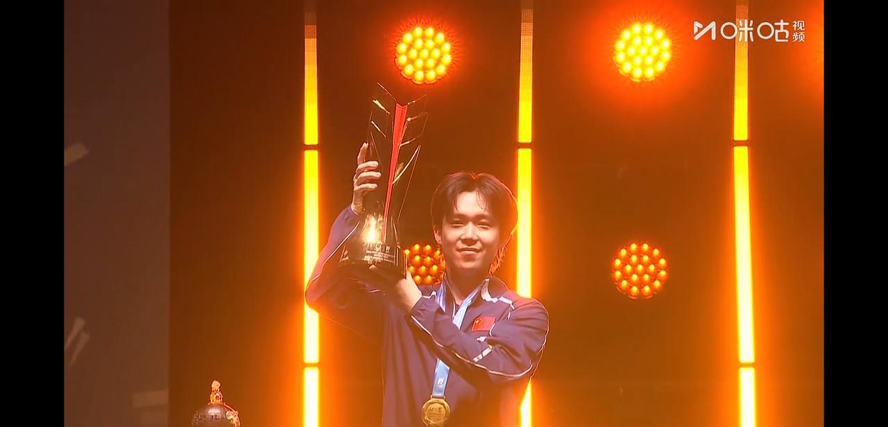 朋友们今晚亚洲杯最温情一幕，
我觉得是王皓与楚钦的隔空互动。
说实话当林诗栋输给