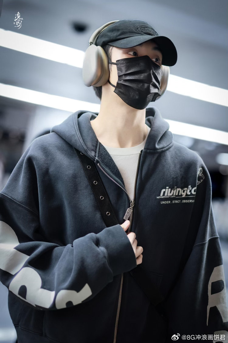 董思成出发柏林机场路透 镜头下的董思成，随意一站就是画报质感。 