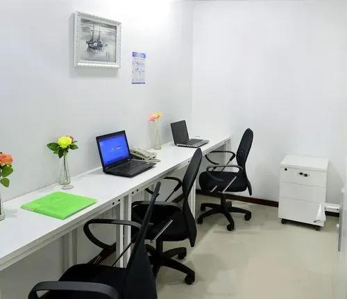 在厕所排队的时候，碰到了认识的同事。她问我昨天加班到几点，我回答完3点后，就吐槽