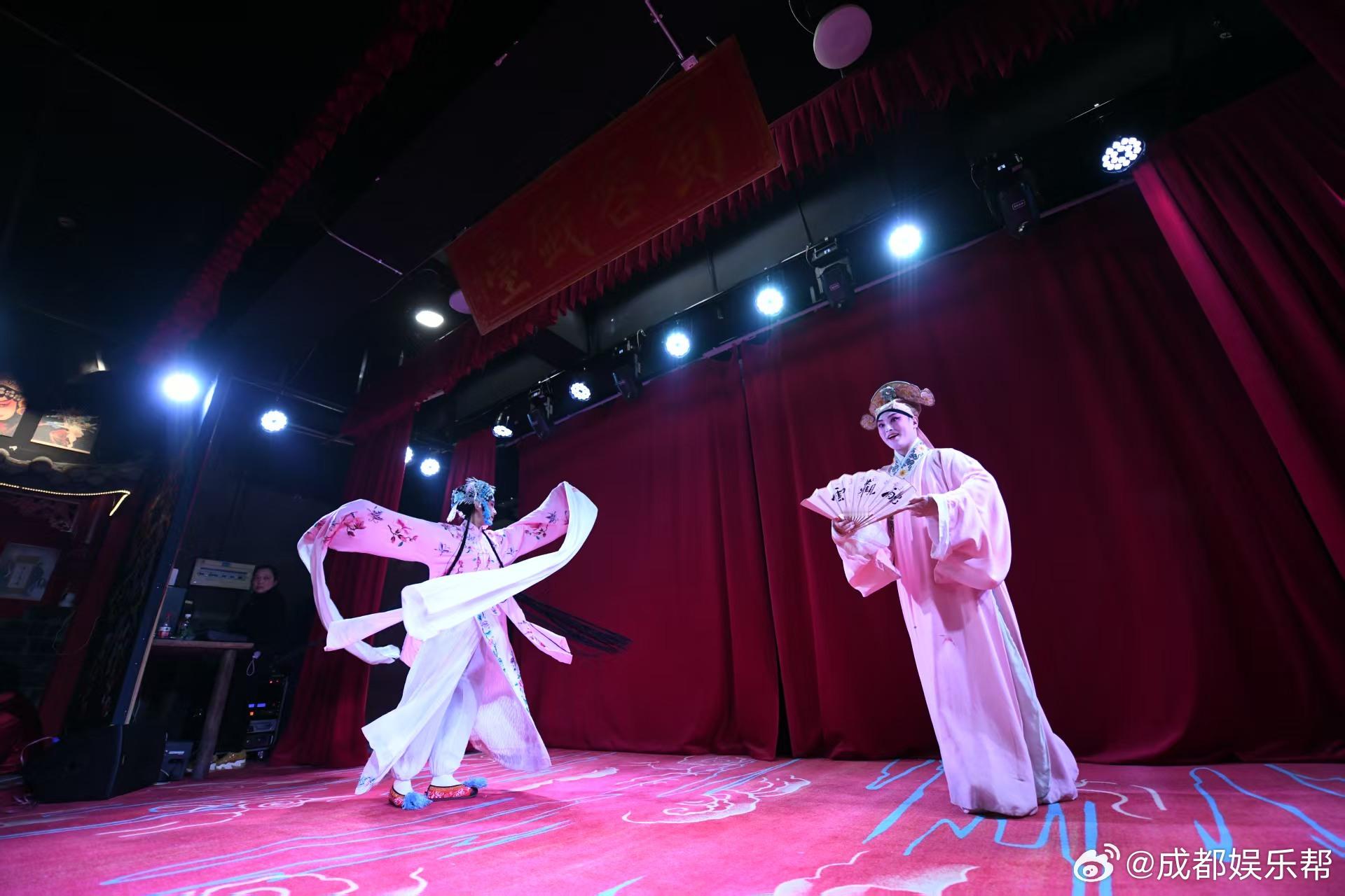 川剧变脸大师彭登怀现身蜀蓉戏台今日，由四川蜀蓉戏剧社倾心打造的川剧戏窝子“蜀蓉戏