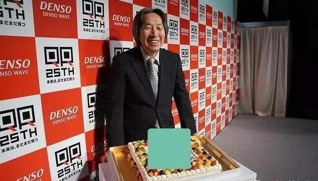 1994年日本人腾弘原发明了二维码，但他认为这东西太简单懒得收取专利费，甚至他在
