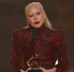 格莱美 我的天...今天真的还有人看格莱美吗？爱泼斯坦的热度直接盖过了吧