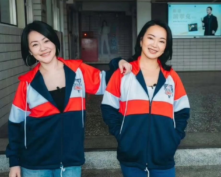 小S阿雅回母校，说大S一生追求完美结果只活到48

两人不仅按照当年的动作拍照，