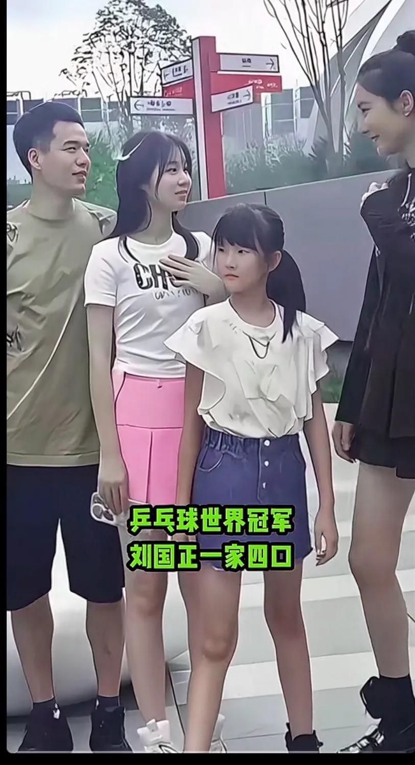 大姑娘跟爸爸一样一样，小的跟妈妈一样
女儿这么大啦[赞]真漂亮[赞]
俩女儿真美