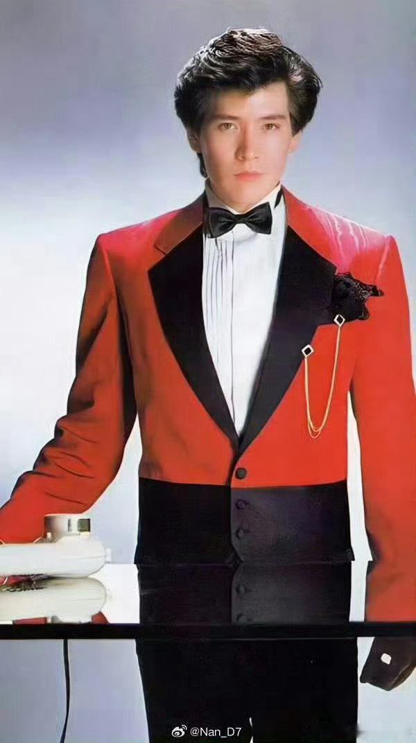 费翔一出场，那熟悉的魅力瞬间将浓浓的年味拉满，仿佛一下子就把我们带回了那个充满欢