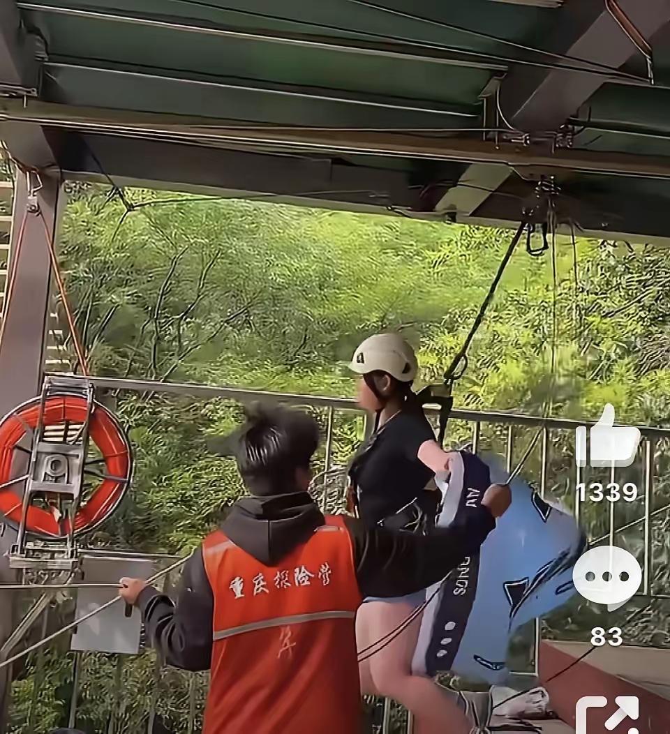 刷到一条视频，愣了半天。

一个姑娘笑着坐进囚车，脖子上挂着木枷，身后一群穿衙役