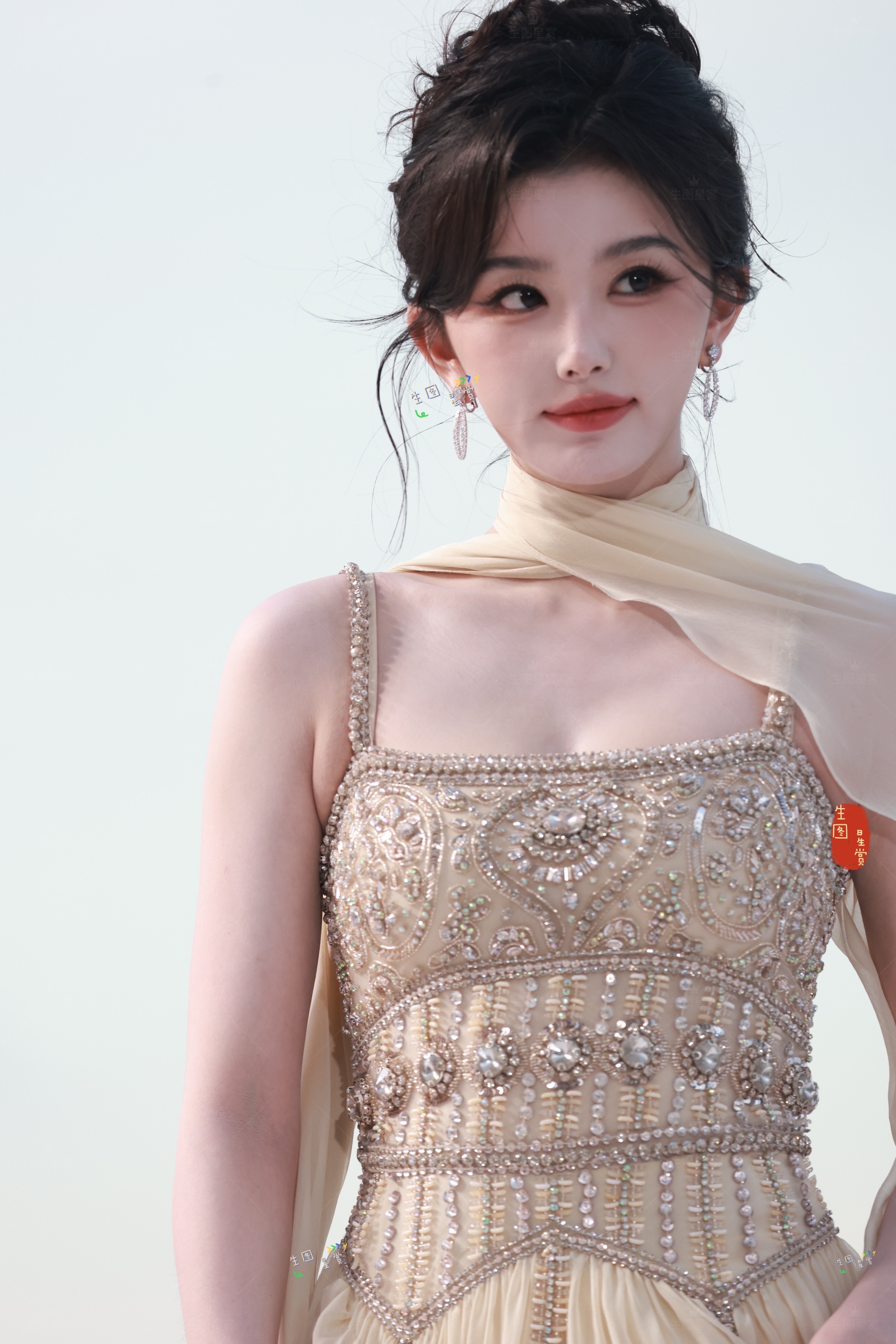 海风飘逸来的孔雪儿，公主在发光🌟嘉人时尚风格之夜 红毯生图孔雪儿俞浅浅