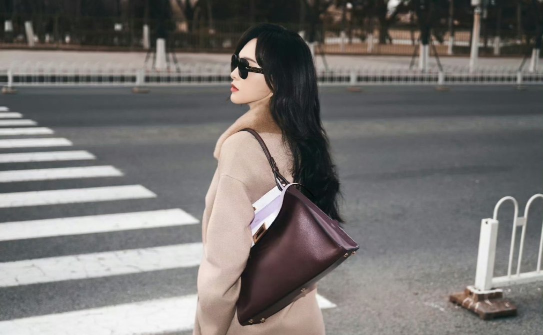 唐嫣老钱风造型唐嫣作为FENDI全球代言人，2026年2月22日启程米兰时身穿棕