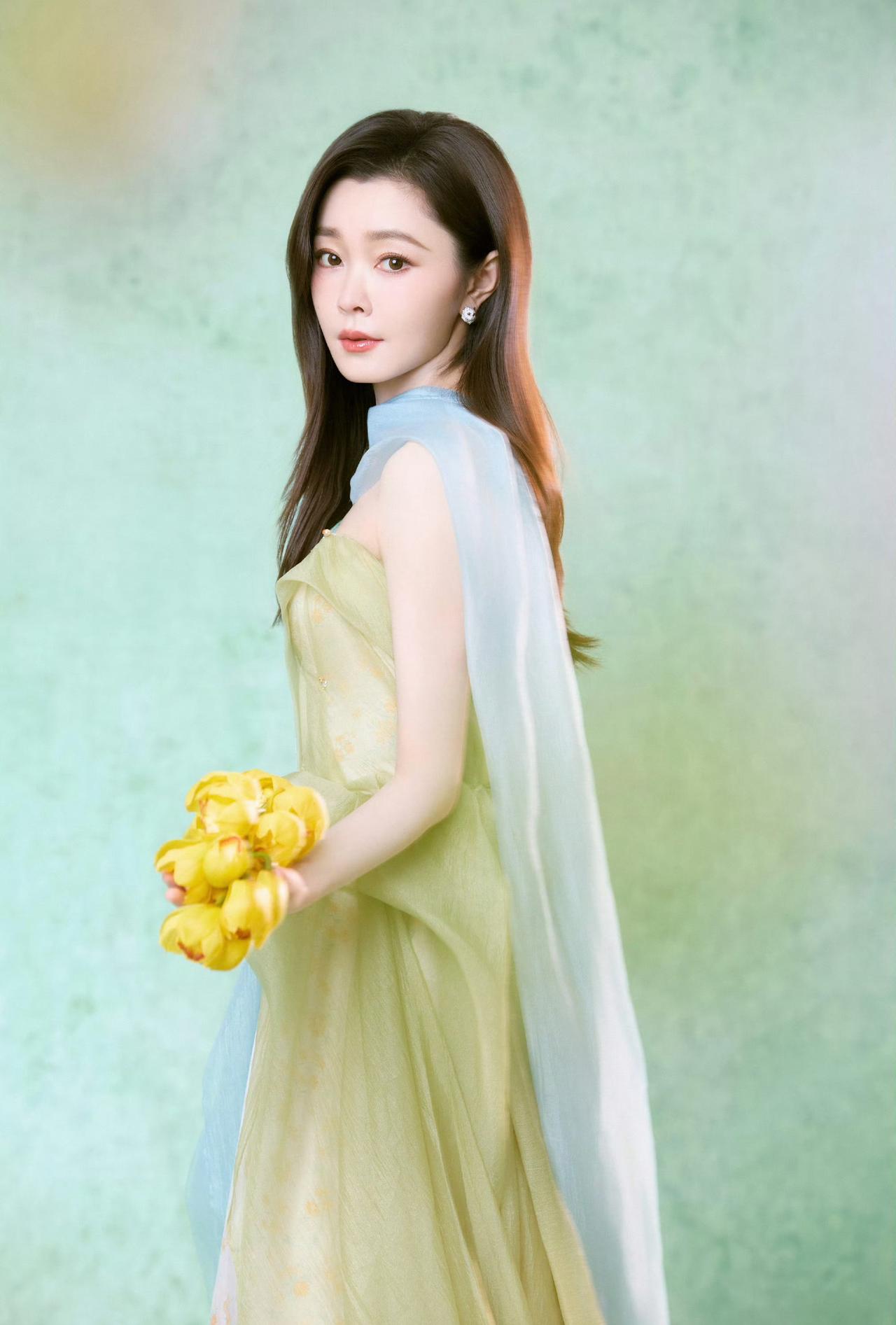 宋轶好像取关了白敬亭不知道不清楚不了解，不care关没关注秃头[吐舌]！美女美美