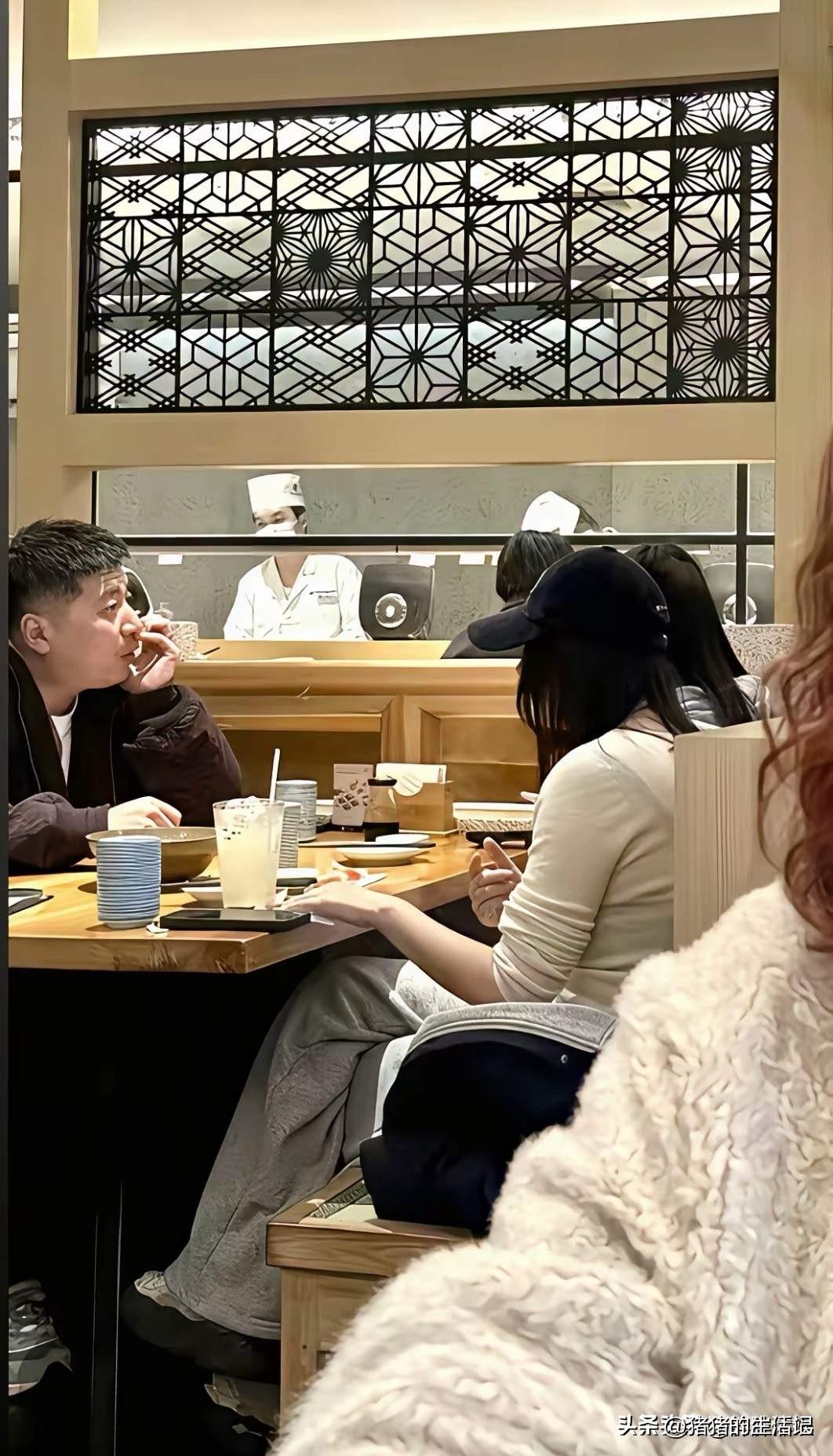 张雪峰女儿张姩菡真的好有礼貌的小姑娘。
她也才11岁而已，你看她被教育的多么好啊