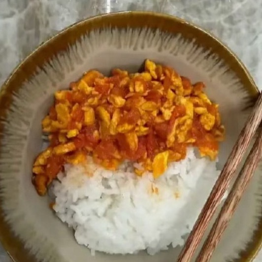 瑛子发的图片里出现了大层层微博中的碗，然后这些图呢又是微信互相报备中保存的，再然