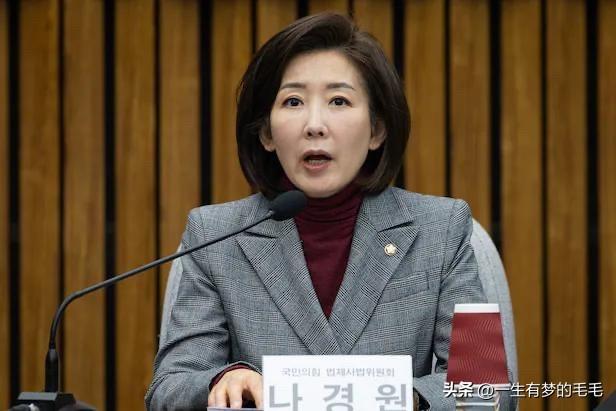 4月1日，韩国国民力量党议员罗卿瑗的婆婆姜任和女士去世，众多政界人士接连前往吊唁