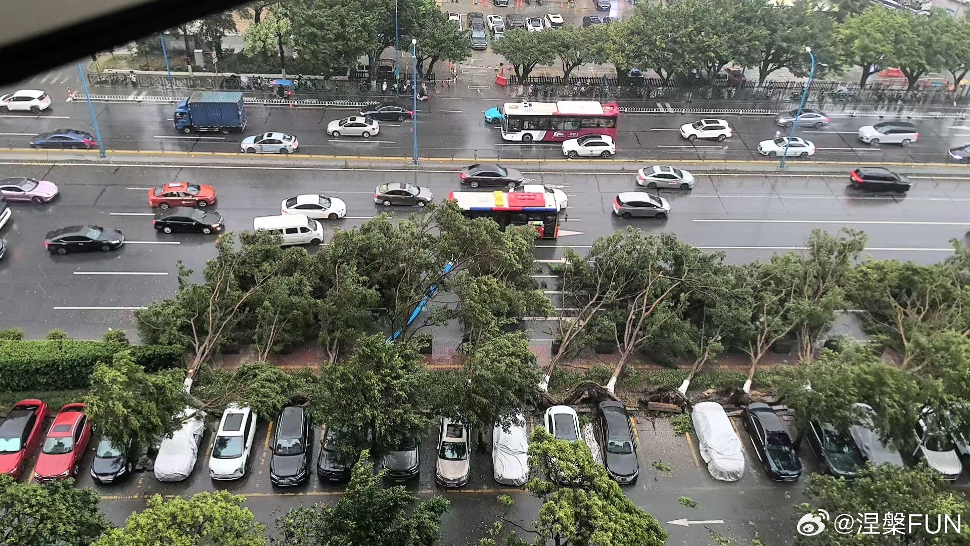 感受一下广州超级大暴雨 早上朋友发给我一张图，我还以为是AI图，没想到是真的！突