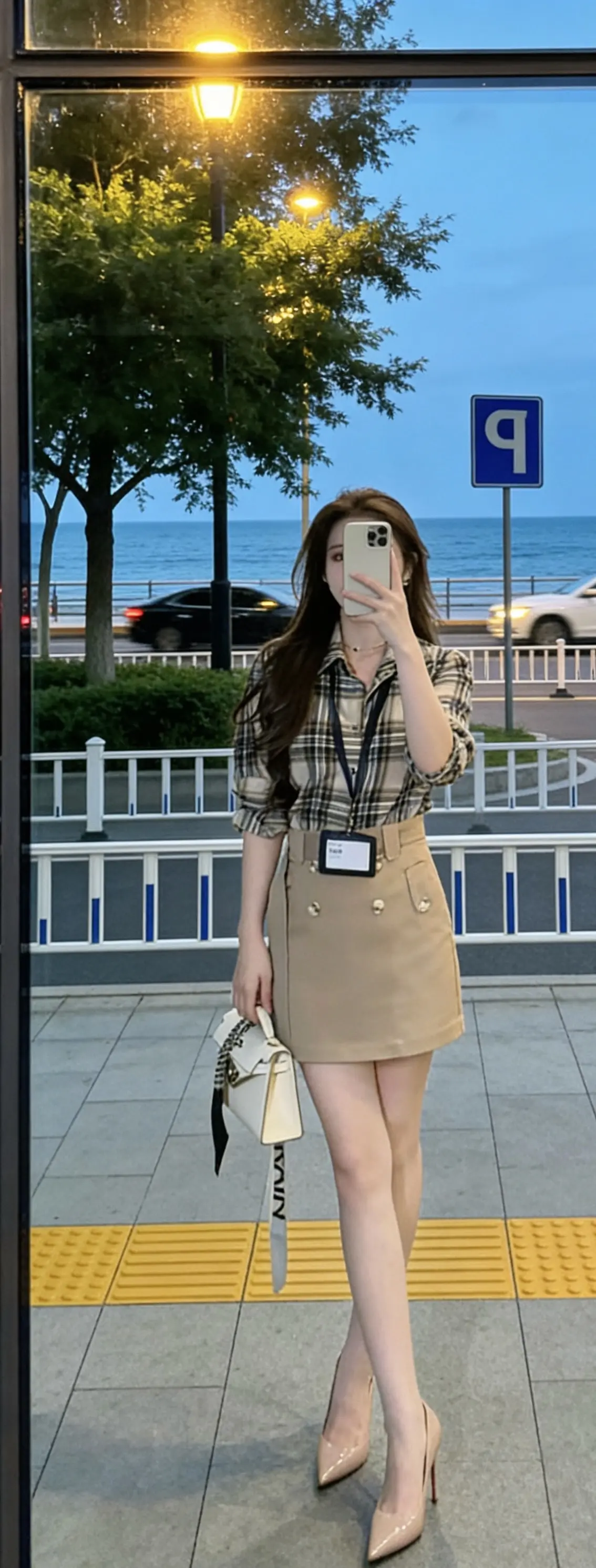 “渐行渐远的不止身边的人和事，还有曾经的自己。不怕失去才是你的人生底牌...