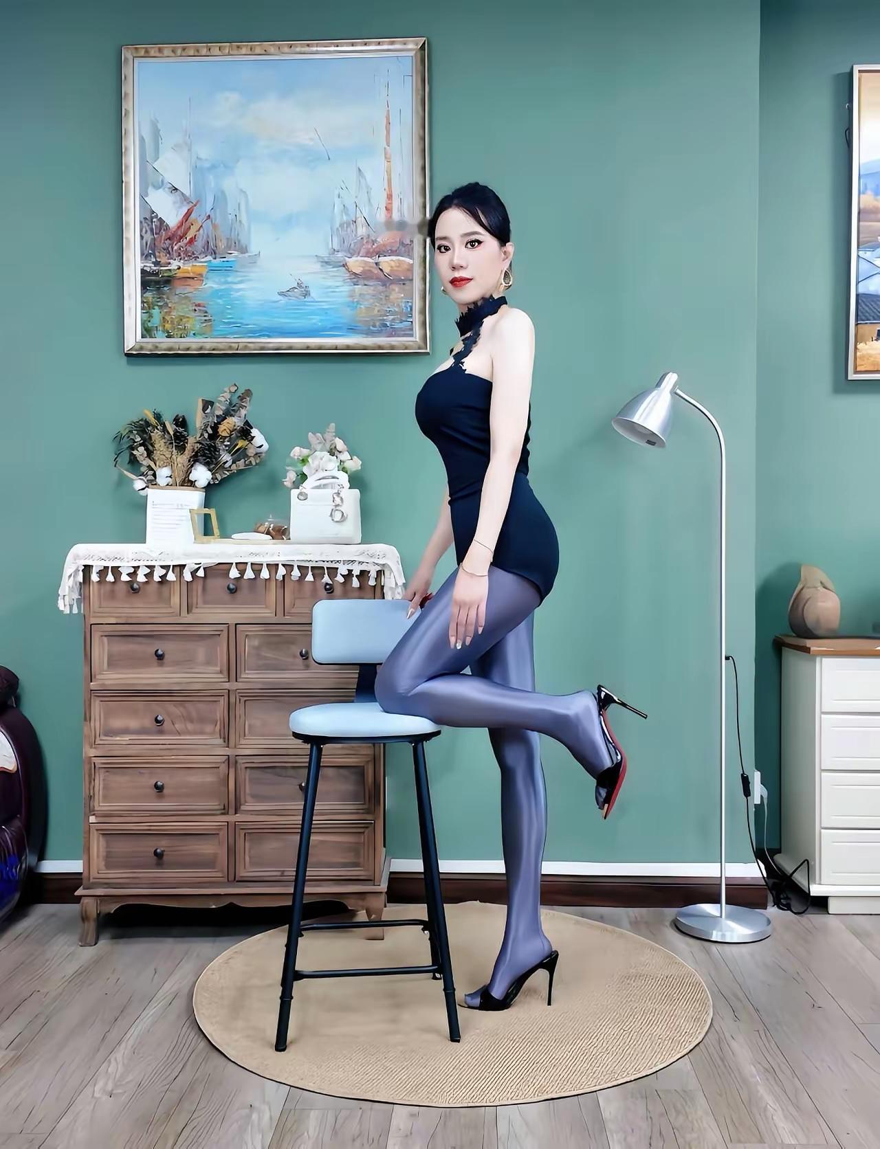 油亮+哑光蓝的丝袜，配上高跟鞋👠，这绝对是封神的搭配，尤其是这两条腿，感觉又细