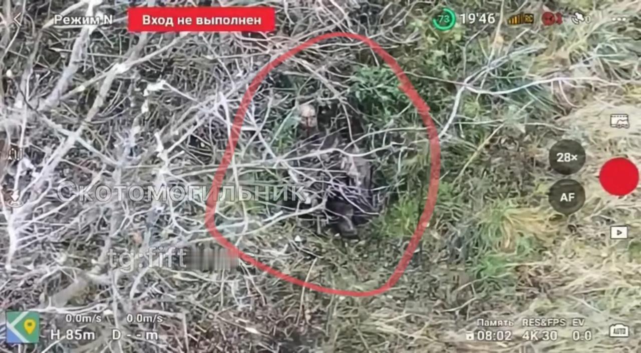 这名乌军士兵被俄军无人机发现之后无法逃跑，用步枪顶到自己脖子，开枪自杀了，也是个