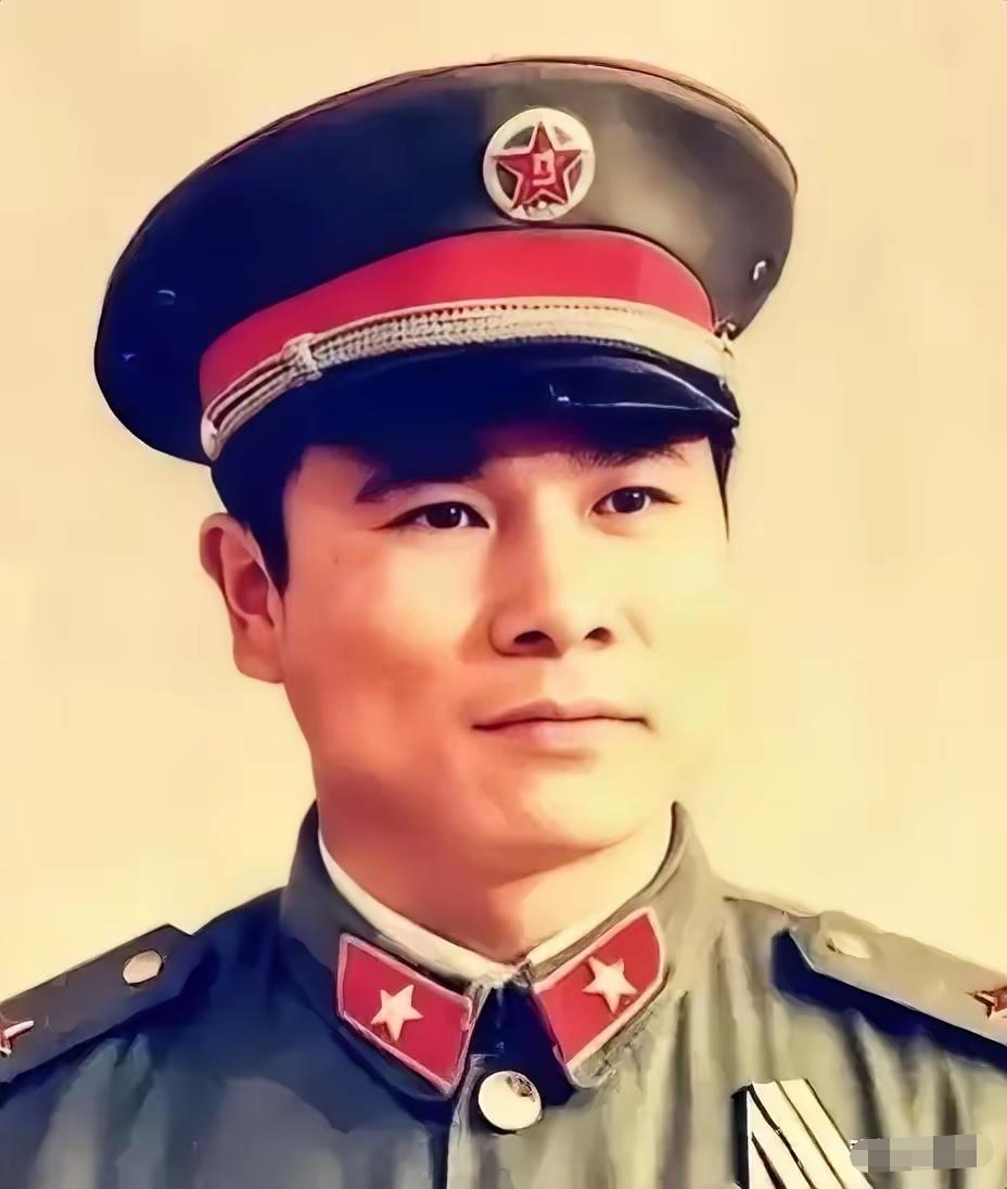 1979年，黄招强奉命护送伤兵撤退，中途休息时，他发现队伍里多了几张陌生面孔，他