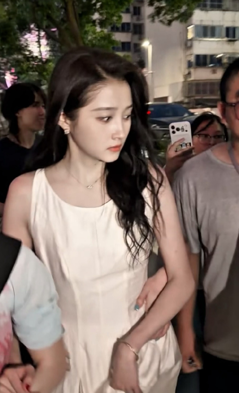 1.关晓彤不会出来锤前任的，也早就知道嫂子的事情，反复拉扯也觉得那段感情就这样吧