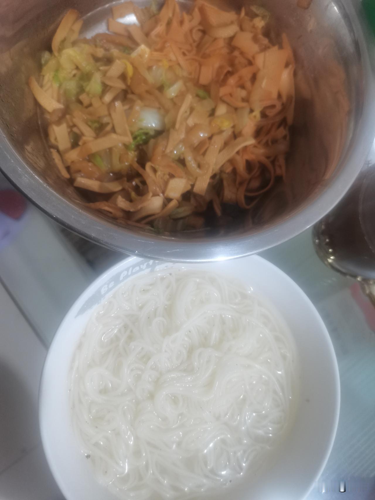 今日早餐
昨天晚上的剩菜
下的面条
简单吃点吧！
