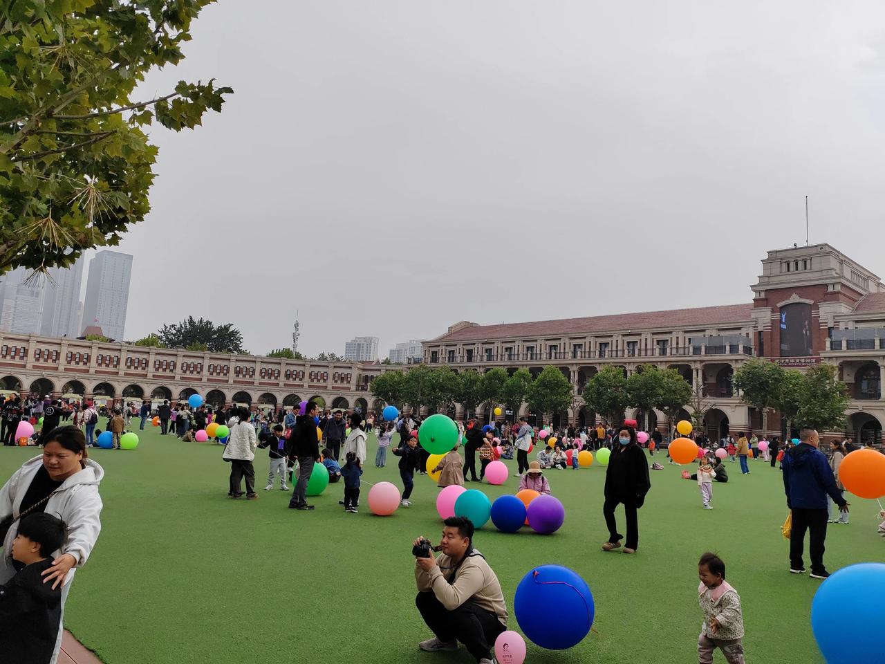 今天的民园广场，感觉像举办气球派对一样热闹，是孩子们的乐园。

今天周末，带孩子