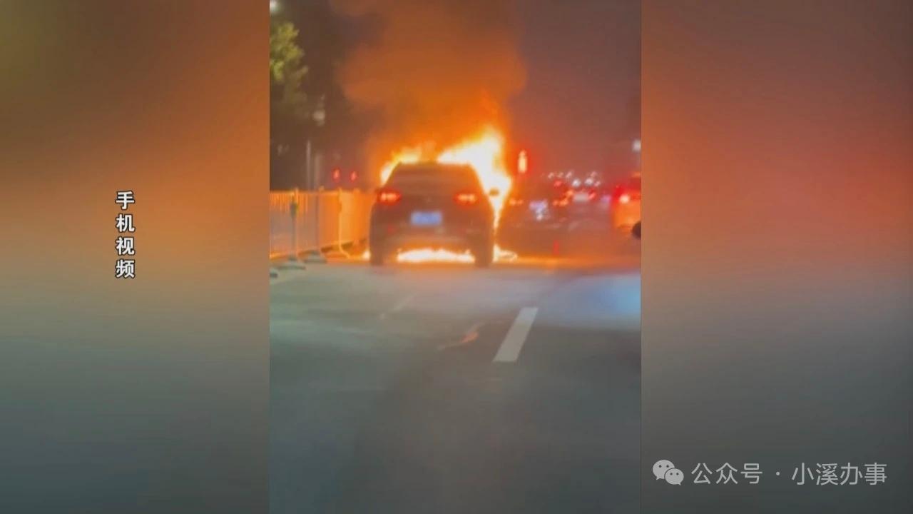 起亚KX5突发自燃 该车辆曾因“起火隐患”被召回

2025年11月，山东淄博街