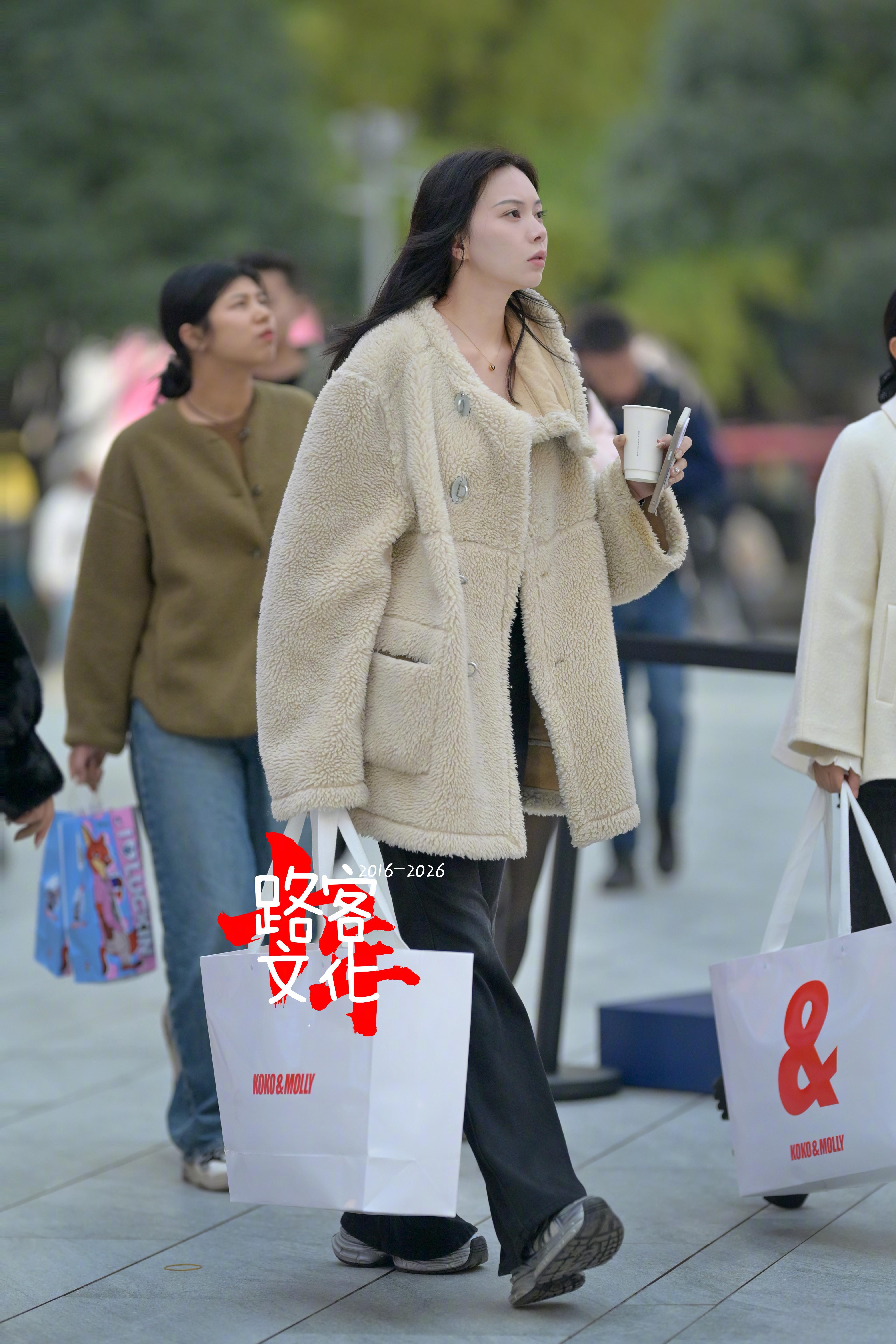 下午两点冬季咪午觉记得披个厚厚的外套哈!别感冒 