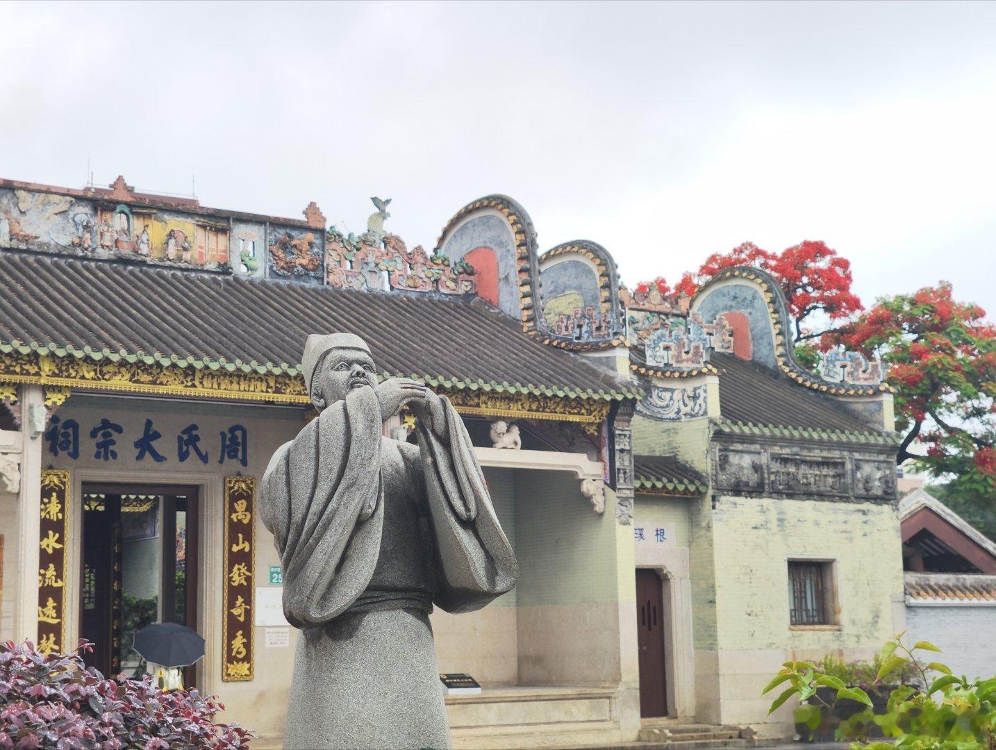 龙归南村周氏大宗祠的凤凰花又到盛花期，青砖镬耳祠堂+火红的凤凰花再现，此处飞机“